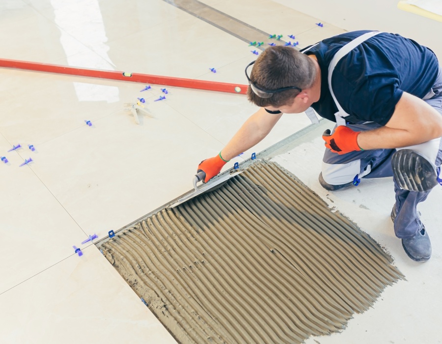 Pose de carrelage en rénovation, alignements précis et joints nets